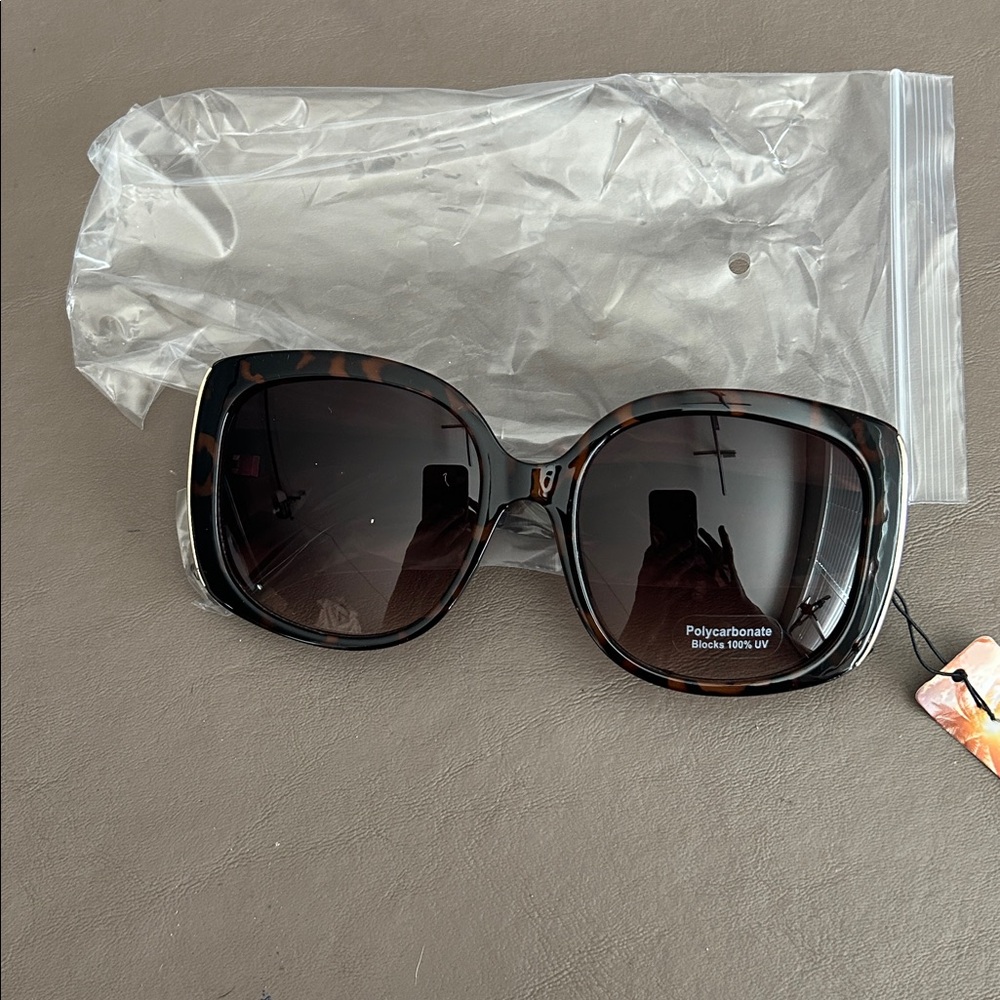Oversized Square Women’s Sunglasses with Gold Trim. 100% UV Protection. - Picture 5 of 10